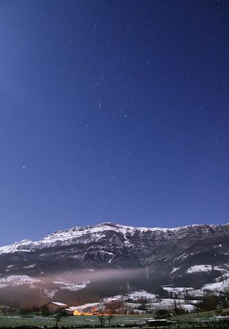 Cielo de invierno con luz de Luna 